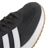 Championes urbanos Adidas modelo Run 72, con diseño inspirado en los años 70. Presentan una parte superior de tela y gamuza en color negro con las icónicas tres tiras laterales en blanco. Incluyen entresuela con tecnología Cloudfoam para mayor amortiguación y suela de goma color caramelo.