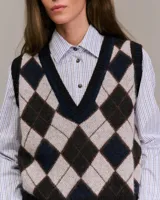 Chaleco de punto con patrón de rombos en tonos beige, marrón y azul marino.