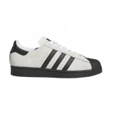 Zapatillas Adidas Superstar ADV color blanco hueso con puntera de goma negra, tres tiras laterales negras y contrafuerte trasero negro.