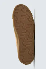 Zapatilla de cordones confeccionada en piel con acabado de serraje. Presenta un diseño liso con detalle en color a contraste en la pieza del talón y suela plana de goma a contraste.