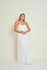 Vestido de novia blanco de gasa con corte imperio, escote corazón y detalles bordados en piedras. Presenta un corsé drapeado y falda larga con caída fluida.