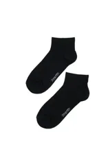 Par de medias deportivas de corte bajo, color negro, con logo de la marca estampado en el lateral.