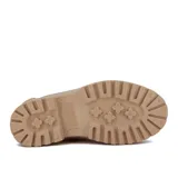 Bota de lluvia corta color beige, con suela track dentada y tirador trasero con detalle de cinta tricolor. Presenta un parche decorativo con la inscripción 'IRAIN' en el lateral.