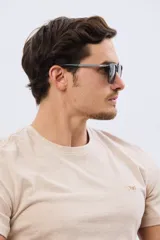 Lentes de sol polarizados con armazón marrón translúcido y diseño cuadrado.