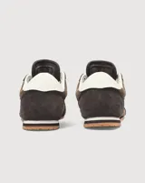 Championes Vans modelo Super Lowpro, de perfil bajo inspiradas en las zapatillas de competición Serio. Confeccionadas en ante y material sintético color marrón, presentan detalles perforados en los laterales, la icónica banda lateral Sidestripe en blanco y suela de caucho con diseño Waffle.