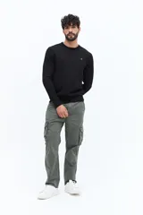 Sweater de hombre con escote redondo, manga larga y calce regular. Presenta un pequeño logo bordado en el pecho y puños acanalados.