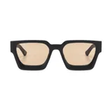 Gafas de sol unisex con montura cuadrada negra y lentes color arena. Fabricadas con plástico reciclado.