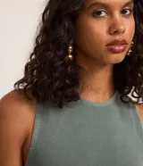 Vestido midi de rib de algodón color verde grisáceo, sin mangas, con cuello redondo, textura acanalada y recorte abierto en la espalda. Presenta un efecto marmolizado.