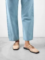 Zapato plano destalonado color nude, con punta cuadrada, doble tira con hebilla y tacón cuadrado.