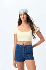 Short de jean negro de tiro alto con costuras verticales en el frente.