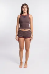 Short de tiro bajo, ajustado al cuerpo, con tejido acanalado a rayas horizontales marrones y azul oscuro. Presenta ribetes de color rojo en la cintura y en el borde de las piernas.