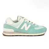 Championes urbanos New Balance modelo 574, color verde menta con detalles en blanco y beige. Confeccionados en una combinación de gamuza y tejido, presentan el logo N característico en los laterales y entresuela ENCAP para mayor amortiguación y sujeción.