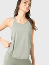 Musculosa deportiva de mujer, color verde, con cuello redondo y diseño sin mangas. Presenta un calce regular y tejido liviano y fresco, ideal para actividades físicas.