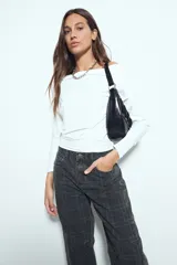 Pantalón de corte barrel con diseño a cuadros, tiro medio y pierna curva. Confeccionado en denim de algodón, presenta una estructura relajada y contemporánea.