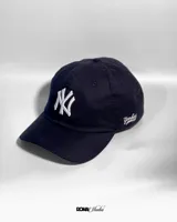 Gorro de béisbol azul marino con logo de los New York Yankees bordado en blanco en el frente y la palabra "Yankees" bordada en el lateral.