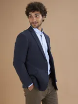 Blazer de hombre color azul marino, con dos botones frontales, solapa clásica y tres botones decorativos en los puños.