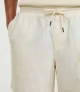 Bermuda masculina color beige claro, con textura, cintura elástica ajustable con cordón y bolsillos laterales.