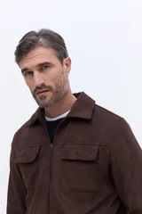 Campera de efecto gamuza con cierre frontal, cuello camisero y bolsillos frontales con solapa. Presenta un diseño estructurado y elegante.