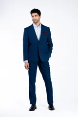 Ambo de corte slim fit compuesto por saco de dos botones con solapa clásica y pantalón de vestir a juego. Presenta un diseño moderno y elegante en color azul, ideal para eventos formales.