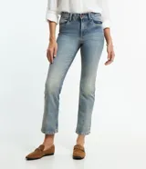 Pantalón de jeans celeste de corte recto cropped, con lavado dirty, cintura con trabillas, bolsillos y cierre delantero con botón y cremallera.