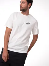 Remera de manga corta y cuello redondo color beige, con un pequeño gráfico estampado de un jinete en el pecho izquierdo y etiqueta con logo en el dobladillo.