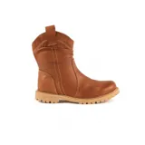 Bota tipo texana de cuero liso color marrón, con caña media, costuras decorativas visibles y suela de goma dentada en tono beige.
