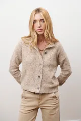 Cárdigan color crudo con textura jaspeada, cuello redondo y cierre frontal con botones.