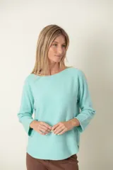 Buzo italiano marrón de viscosa y poliamida, de tacto suave. Modelo corto de costado y cuello bote.