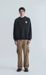 Pantalón cargo de corderoy color arcilla (marrón claro/beige), de calce regular y tiro alto con elástico fruncido. Presenta seis bolsillos, incluyendo dos bolsillos cargo con solapa en las piernas.