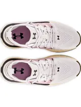 Championes de entrenamiento Under Armour UA W Phantom X, de color blanco con detalles en rosa pastel y suela beige. Incorporan estructura lateral translúcida y tecnología de amortiguación.