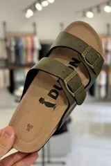 Sandalia marrón con diseño de dos tiras ajustables con hebillas metálicas y plantilla anatómica.