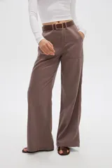 Pantalón de algodón color marrón, de corte recto y tiro alto, con bolsillos laterales y presillas para cinturón.