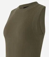 Musculosa de rib en color celeste, con cuello redondo y textura acanalada, de corte ajustado al cuerpo.