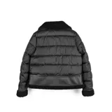 Campera negra de diseño híbrido que combina paneles de poliéster acolchado en las mangas con cuerpo de gamuza sintética. Presenta cuello, puños y ruedo con detalles de piel sintética tipo corderito, cierre frontal y dos bolsillos laterales con cierre.