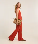 Pantalón pantalona femenino Marfinno de corte amplio y fluido, confeccionado en tejido acanalado con textura vertical y cintura elástica.