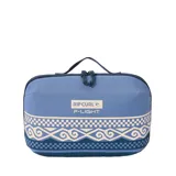 Necessaire Rip Curl modelo F-Light Ultimate Beauty Case, color azul con diseño estampado geométrico y de tablero en tonos claros y oscuros. Cuenta con cierre superior y manija de transporte.