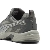Championes deportivos Puma Milenio Tech LT, color gris oscuro con detalles plateados y suela gris.