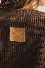 Sweater de punto grueso acanalado color marrón, de corte oversized con cuello redondo, mangas largas y diseño cropped.