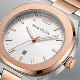 Reloj analógico Mini Focus con movimiento de cuarzo japonés, caja de aleación metálica y malla de acero inoxidable bicolor en tonos plata y oro rosa. Presenta una esfera blanca minimalista con indicadores de hora lineales y ventana de fecha.