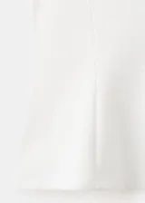 Camiseta sin mangas de color blanco, de diseño recto, con cuello redondo y hombreras, con corte peplum en la parte inferior.