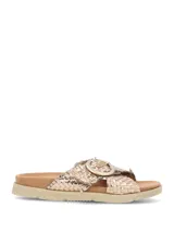 Sandalias planas de mujer en color dorado metalizado, con tiras cruzadas texturizadas y una hebilla grande decorativa en el empeine. Posee plantilla anatómica y suela de goma texturizada.