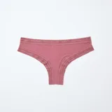 Pack de tres tangas de microfibra con detalles de encaje en los bordes superior e inferior. Incluye una tanga blanca con estampado floral en tonos marrones y burdeos, una tanga liso en color rosado y una tanga verde oscuro con estampado floral blanco.