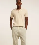 Pantalón masculino relaxed fit confeccionado en oxford de algodón, color beige, con trabillas en la cintura y cordón ajustable con lazo. Cuenta con bolsillos delanteros y traseros.