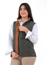 Chaleco verde militar con cierre frontal, cuello alto y detalles en cuero color marrón.