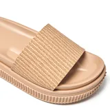 Sandalias tipo ojotas color habano con faja ancha superior de textura tejida y suela de plataforma alta texturizada.