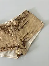 Mini short dorado cubierto de lentejuelas.