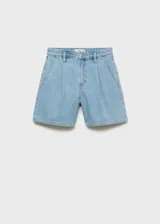Short de jean de tiro medio con diseño recto, detalle de pinzas frontales, cierre de botón y cremallera, trabillas para cinturón y bolsillos laterales y traseros.