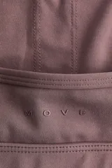 Top deportivo color malva con forro interior en tono crudo, confeccionado en tejido funcional con diseño de doble bretel fino en contraste y copas con relleno extraíble.