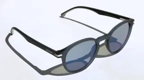 Lentes de sol Osten modelo Ibiza, con marco redondo de acabado mate en color gris oscuro y cristales polarizados con protección UV 400.