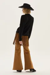 Sweater de punto color beige, con cuello redondo, manga larga y puños acanalados.